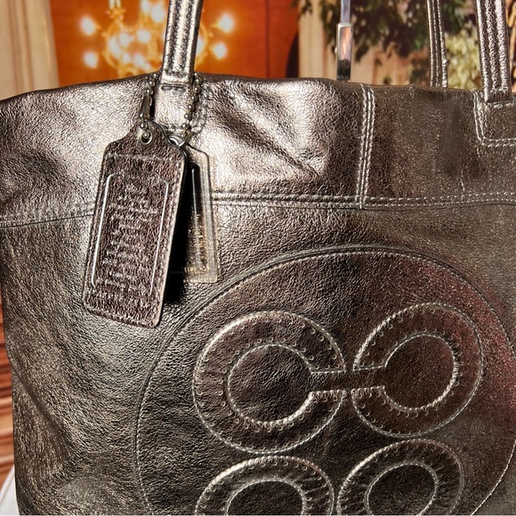 Coach Julia Perry Op Art tote bag in bronze metallic leather. Beautiful 🤩 - Picture 6 of 13
